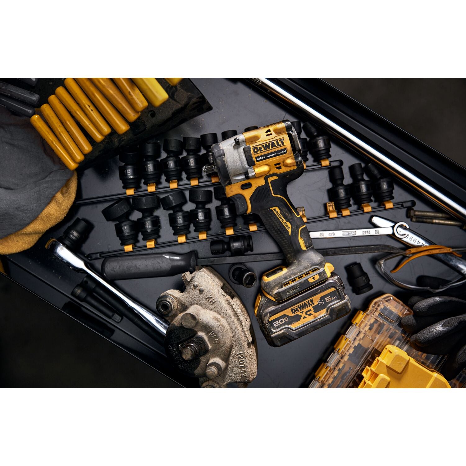 DeWalt DCF923P2 ATOMIC 20V MAX* 3/8 in. Cordless Impact Wrench with Hog Ring Anvil Kit - 5