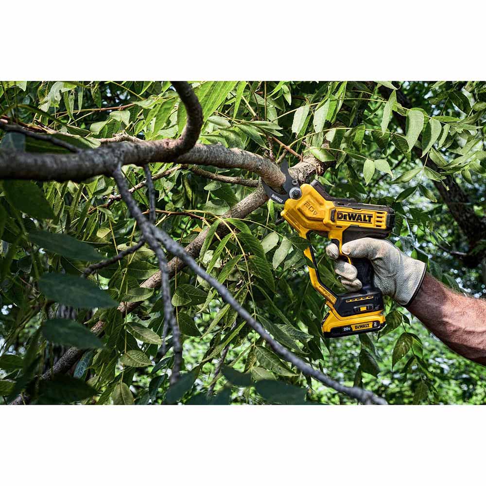 DeWalt DCPR320D1 20V MAX* 1-1/2 in. Cordless Pruner Kit - 6