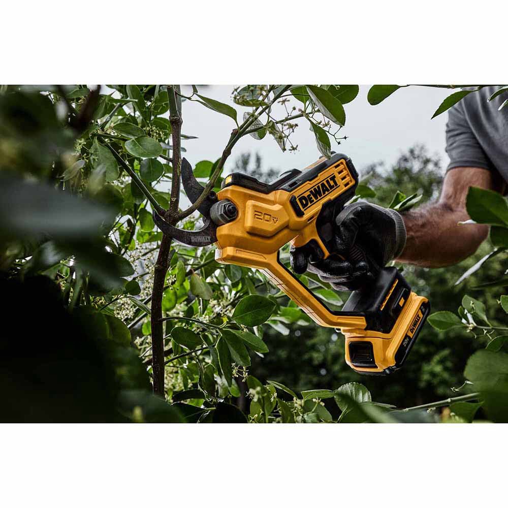 DeWalt DCPR320D1 20V MAX* 1-1/2 in. Cordless Pruner Kit - 8