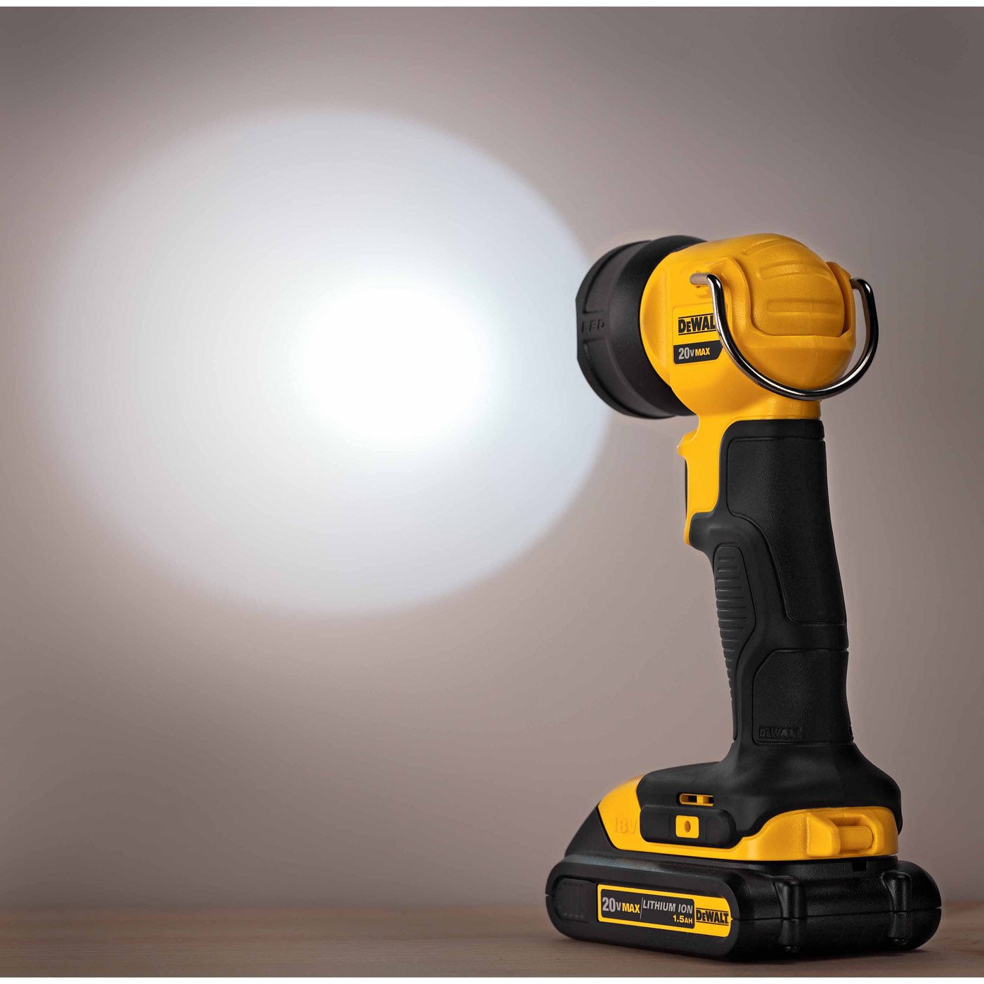 DeWalt DCL040 20V MAX LED Flashlight - 10